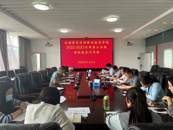 人们在看台上的人在房间里 描述已自动生成